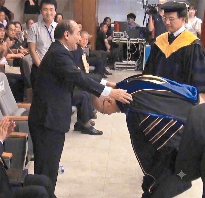 台灣版《鐵拳教育》曝光！ 62年前在彰化進德中學，王金平幫尹衍樑包紮刀傷還替他隱瞞學校，關懷與信任讓尹衍樑大受感動。後來締造潤泰集團帝國，成為一代企業家。（圖／翻攝自唐獎、AI Gemini 加強畫素）