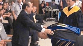 台灣版《鐵拳教育》曝光！ 62年前在彰化進德中學，王金平幫尹衍樑包紮刀傷還替他隱瞞學校，關懷與信任讓尹衍樑大受感動。後來締造潤泰集團帝國，成為一代企業家。（圖／翻攝自唐獎、 翻攝自《尹教授的10堂課》）