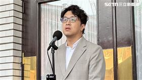 沈伯洋換了新髮型後，今天再以新西裝現身立法院。（圖／翻攝畫面）