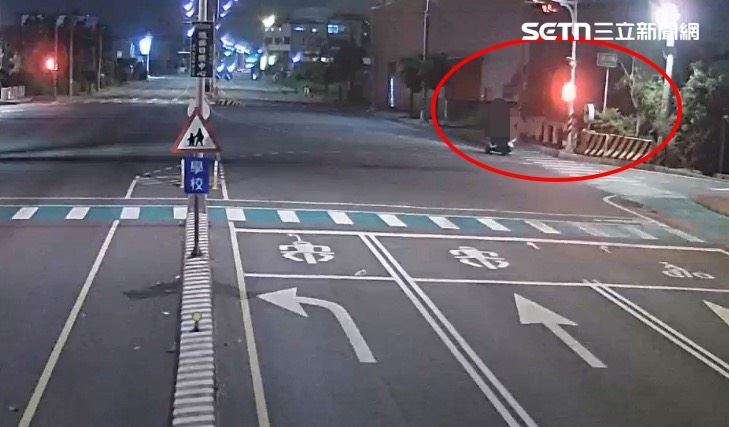 彰化男騎機車連續闖紅燈遭員警攔查，當場抓包無照毒駕，法院裁定收押。（圖／翻攝畫面）