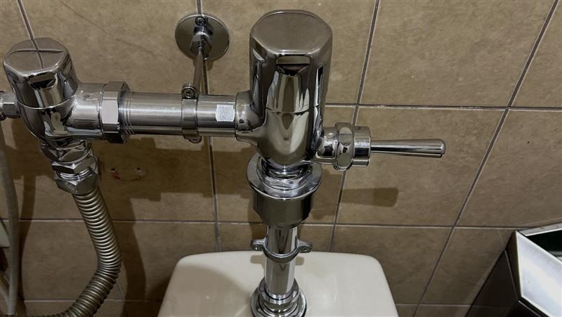 日本大廠TOTO指出，在公廁遇到精密的「壓桿式」沖水把手，建議勿用腳踩。（圖／翻攝自Threads）
