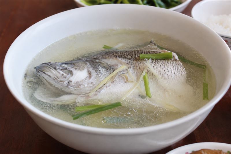 鱸魚湯常被視為術後補身聖品,但萬芳醫院院長劉燦宏提醒,蛋白質主要存在於魚肉中,而非湯裡。若只喝湯、不吃魚肉,可能無法攝取足夠蛋白質,對肌肉維持與術後恢復的幫助有限。(圖/AI製圖)
