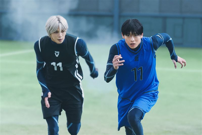高橋文哉（右）和「&amp;TEAM」成員 K在《藍色監獄》中上演足球競技殊死鬥。（圖／甲上娛樂提供）