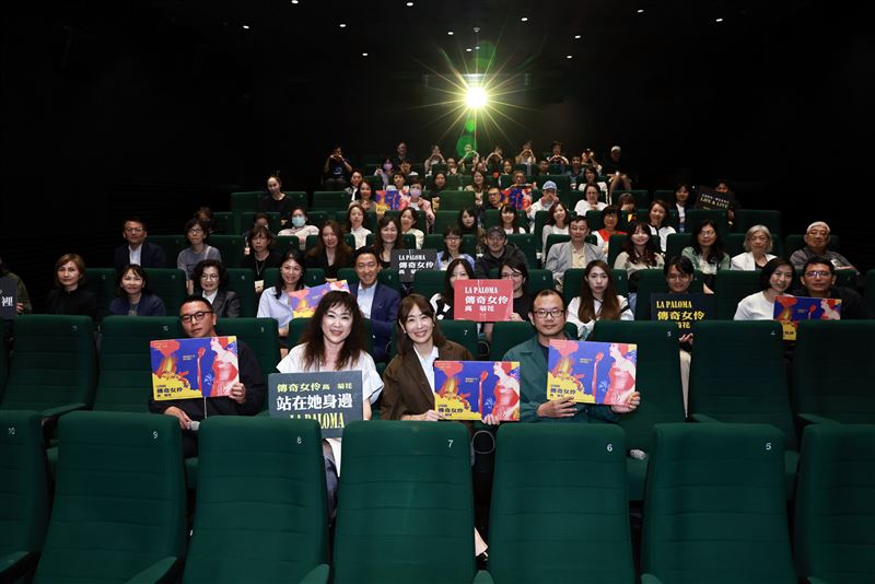 監製沈可尚(前排左起)、監製熊儒賢、台北101董事長賈永婕、導演盧元奇出席《傳奇女伶 高菊花》包場放映。。(圖/野火樂集提供)