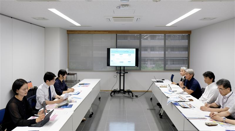 青年局代表團與熊本縣商工勞動部部長上田哲也（右二）、縣議會溝口幸治議員（右三）就青年人才培育、創業支持等議題進行意見交流。（圖／高雄市政府青年局提供）