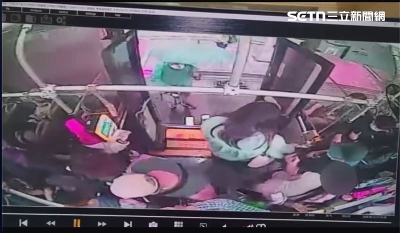 北市男子搭乘公車時持雨傘猛戳女高中生後下車。(圖/翻攝畫面)
