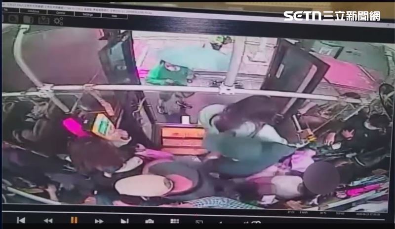 北市男子搭乘公車時持雨傘猛戳女高中生後下車。(圖/翻攝畫面)