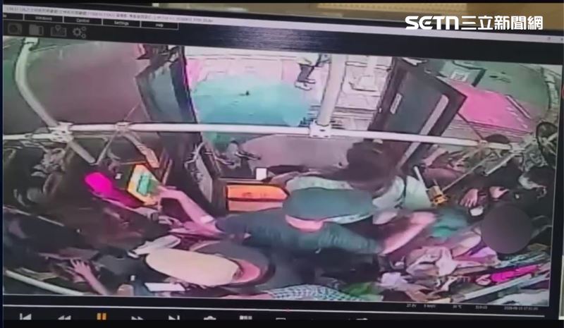 女高中生搭公車被傘戳傷 怪男到案這麼說