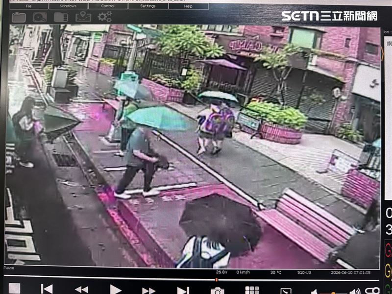 北市男子搭乘公車時持雨傘猛戳女高中生後下車。(圖/翻攝畫面)