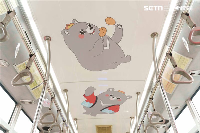 啦啦隊女神Mingo搶開箱！西拉雅「灰熊熊專車」萌登場，搭車送限量磁鐵。（圖／翻攝畫面）