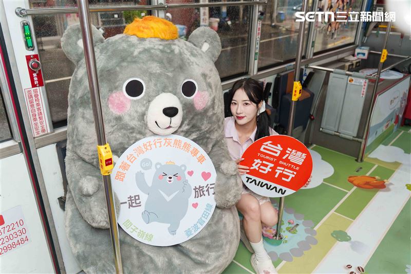 啦啦隊女神Mingo搶開箱！西拉雅「灰熊熊專車」萌登場，搭車送限量磁鐵。（圖／翻攝畫面）