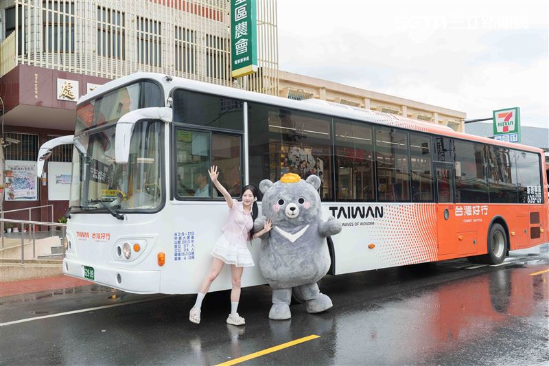 啦啦隊女神Mingo搶開箱！西拉雅「灰熊熊專車」萌登場，搭車送限量磁鐵。（圖／翻攝畫面）