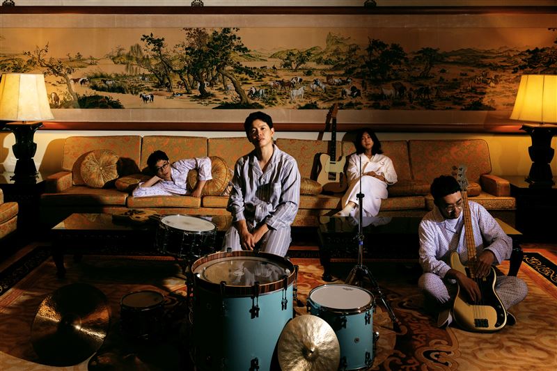 「淺堤 Shallow Lev&eacute;e」穿睡衣現身圓山宴會廳，畫面形成強烈反差。（圖／湯與海音樂提供）