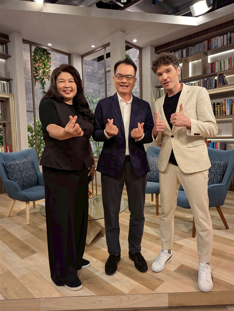 吉雷米回憶說,他誤打誤撞來台後在花蓮服務,學習原民語並出版著作。談及與妻子緣分,竟因馬拉松與問神「三太子指婚」結下姻緣。(圖/話時代人物提供)