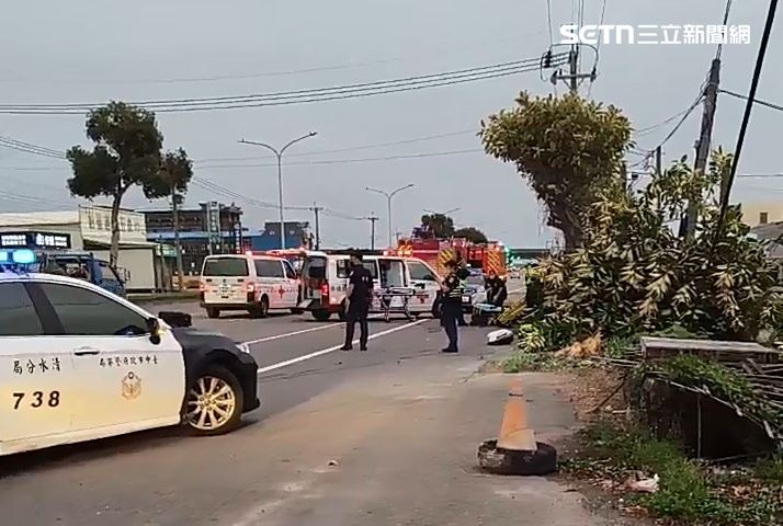 台中梧棲中華路發生嚴重車禍，黑車失控衝撞路邊停車後又撞上路樹，釀3人死傷事故。（圖／翻攝畫面）