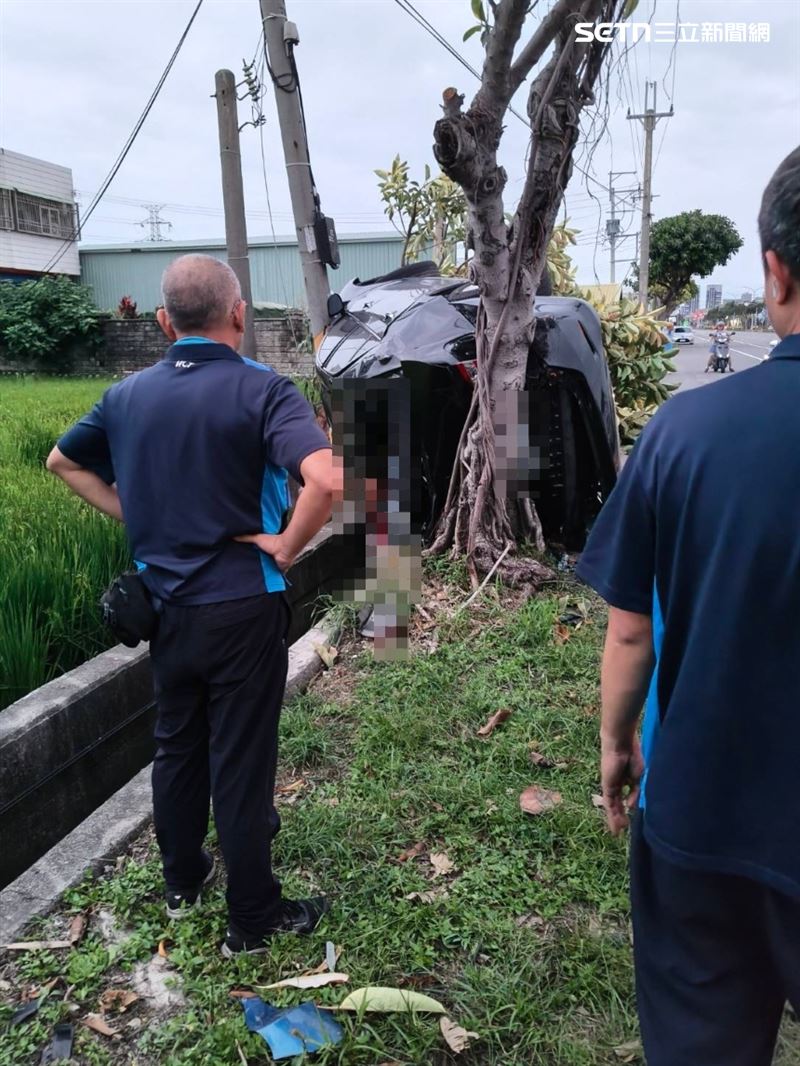 台中梧棲中華路發生嚴重車禍，黑車失控衝撞路邊停車後又撞上路樹，釀3人死傷事故。（圖／翻攝畫面）