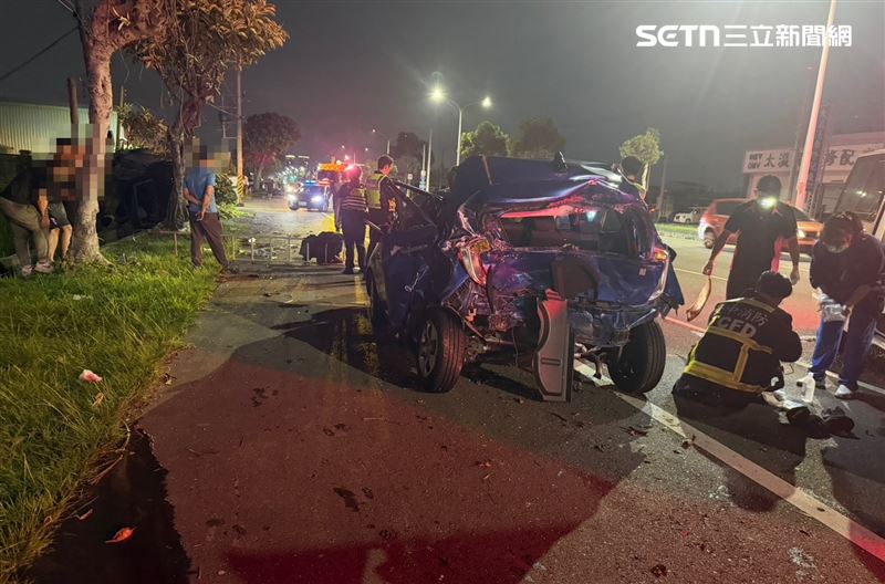 台中梧棲中華路發生嚴重車禍，黑車失控衝撞路邊停車後又撞上路樹，釀3人死傷事故。（圖／翻攝畫面）