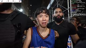NBA尼克隊在冠軍賽大逆轉讓全城陷入癲狂，Ray 特別聘請了兩名保鑣貼身護駕，仍被現場暴動場面嚇到。（圖／翻攝自Twitch@rayasianboy）