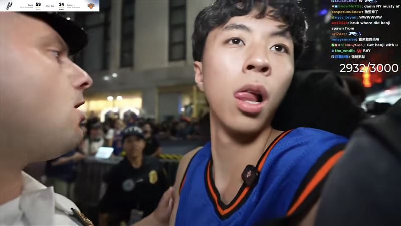 NBA尼克隊在冠軍賽大逆轉讓全城陷入癲狂，Ray 特別聘請了兩名保鑣貼身護駕，仍被現場暴動場面嚇到。（圖／翻攝自Twitch@rayasianboy）