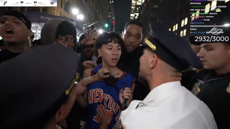 現場維持秩序的紐約警察也神情嚴肅地上前介入，Ray隨即在保鑣護送下緊急撤離。（圖／翻攝自Twitch@rayasianboy）