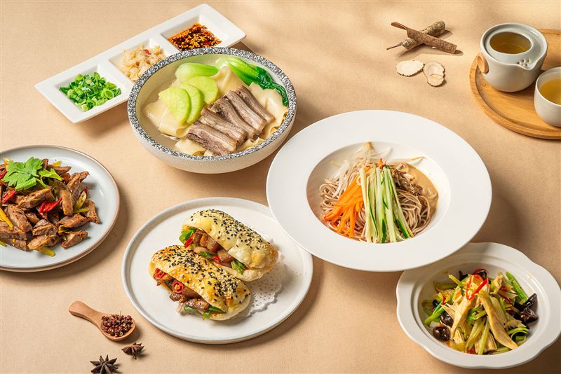 板橋凱撒家宴中餐廳推出「汴京市井煙火美食節」，精選13道特色料理限時登場。（圖／飯店旅宿業者提供）