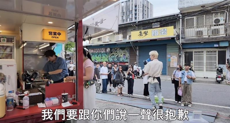 鍾明軒在花蓮賣雞蛋糕。(圖/翻攝自鍾明軒IG)