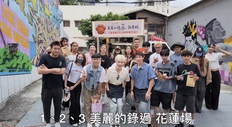 鍾明軒在花蓮賣雞蛋糕。(圖/翻攝自鍾明軒IG)