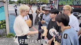 鍾明軒在花蓮賣雞蛋糕。（圖／翻攝自鍾明軒IG）