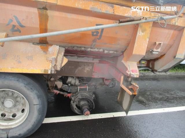 砂石車左後輪在行駛間突然脫落，整組輪胎噴飛至對向車道，釀翻覆車禍。（圖／翻攝畫面）