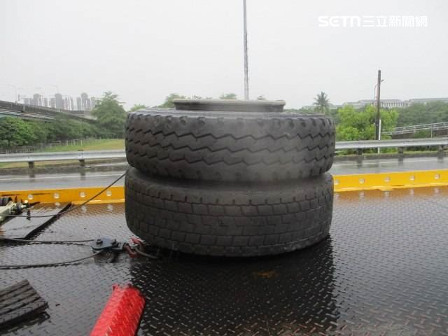 台86快速道路發生驚險車禍，砂石車後輪脫落，噴飛至對向車道，害路過車輛碰撞翻覆。（圖／翻攝畫面）