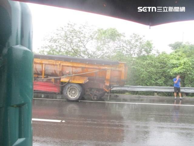 砂石車左後輪在行駛間突然脫落，整組輪胎噴飛至對向車道，釀翻覆車禍。（圖／翻攝畫面）