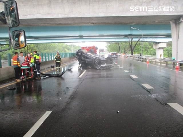台86快速道路發生驚險車禍，砂石車後輪脫落，噴飛至對向車道，害路過車輛碰撞翻覆。（圖／翻攝畫面）