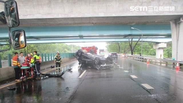 台86驚悚車禍!砂石車「輪胎噴飛」害翻車