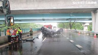 台86驚悚車禍！砂石車「輪胎噴飛」害翻車
