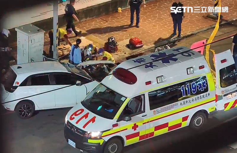桃園經國路發生警匪追逐車禍，2名路人慘遭追撞，當場失去生命跡象。（圖／民眾提供）