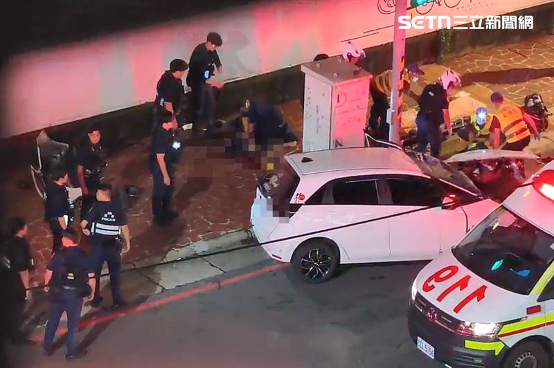 桃園經國路發生警匪追逐車禍，2名路人慘遭追撞，當場失去生命跡象。（圖／民眾提供）