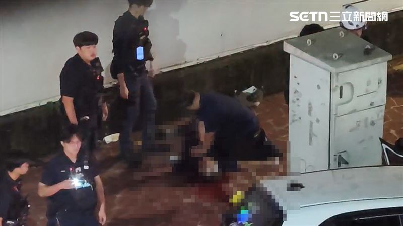 2名路人挨撞，當場失去生命跡象，員警跪地施做CPR搶命。（圖／民眾提供）
