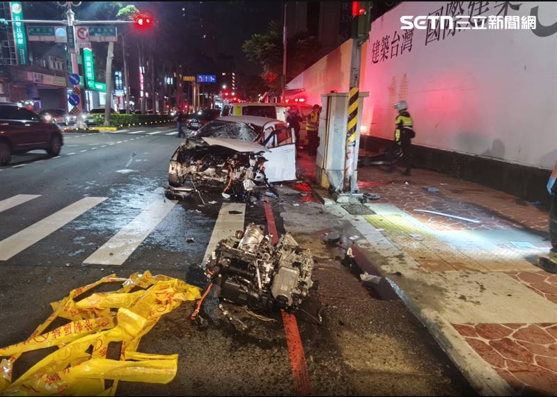 白色轎車撞擊力道十分猛烈，引擎噴飛車外，現場一片狼藉。（圖／翻攝畫面）