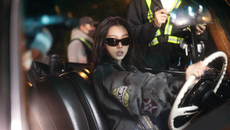 女星北海岸拍MV!沒駕照竟「開車」上路