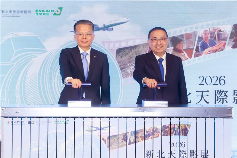 新北市侯友宜市長(右)及長榮航空孫嘉明總經理(左)共同宣布第五屆「新北天際影展」啟航，全球旅客可在長榮航空班機上欣賞新北市紀錄片獎優選作品。（圖／長榮航空提供）