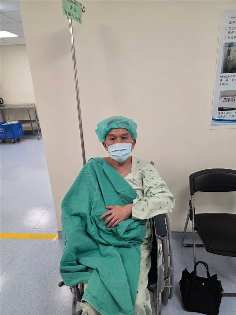 名嘴劉燦榮社長檢查發現耳道內長小腫瘤，以及深處復發的「珍珠瘤」，緊急入院動手術。（圖／翻攝自劉燦榮社長臉書）