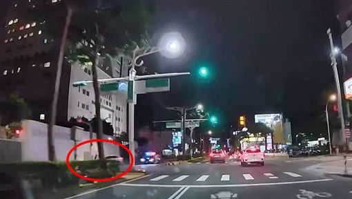 警匪追逐挨撞命危！2路人遭撞飛畫面曝光
