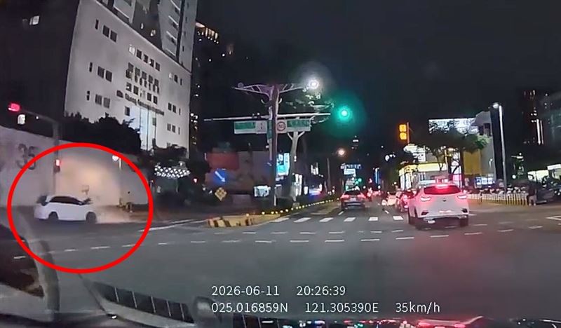 2名男子站在路口等紅燈，慘遭毒犯駕駛的白車猛撞，當場OHCA。（圖／chin_joe授權提供）