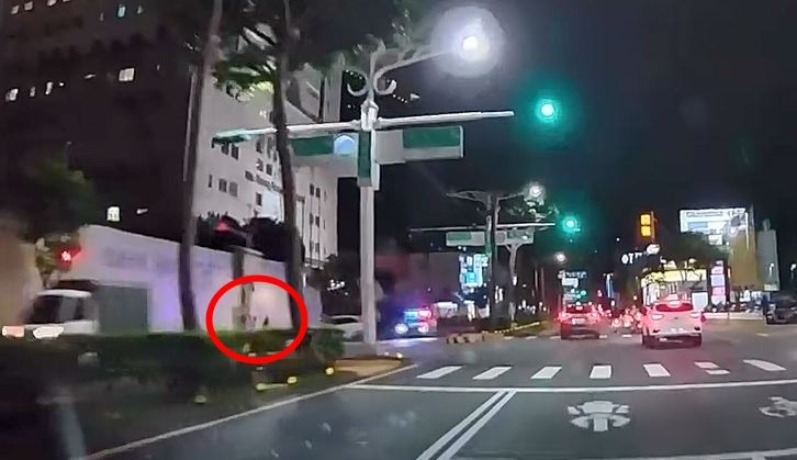 桃園警抓毒犯爆警匪追逐，嫌犯失控衝撞2路人，害2人當場無生命跡象。（圖／chin_joe授權提供）