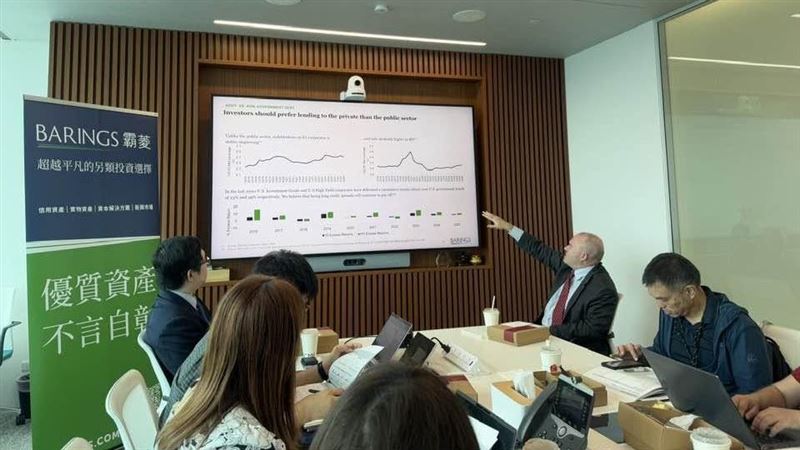 全球科技巨頭啟動世紀 IPO 抽血,霸菱投顧警告市場流動性告急,戰術性減碼股票。儘管 AI 長線趨勢不變,但台股估值已攀至歷史 97% 分位,風險驟增。霸菱投顧建議,現階段應將資金轉向十年高點的公司債作為防禦,採取「市值為核、槓桿為輔」的紀律配置,嚴防高檔震盪風險。(圖/記者師瑞德攝影)