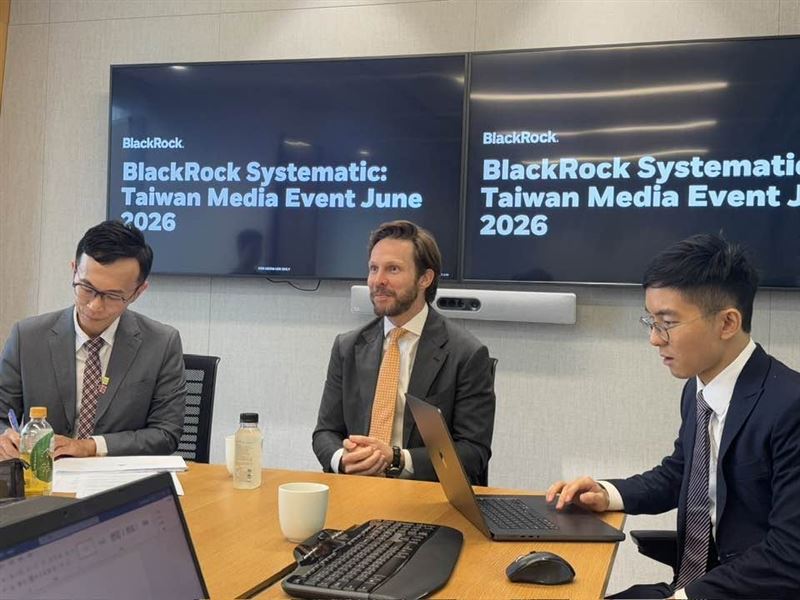 面對高利率與波動環境，貝萊德示警應避開軟體與非核心消費股。強調回歸「市值為核、槓桿為輔」，透過 AI 系統化平台過濾市場雜訊，並點名台灣工業與化學產業具備防禦韌性，建議投資人應摒棄個股盲目追逐，以紀律化配置取代情緒性操作。（圖／記者師瑞德攝影）