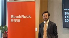 面對高利率與波動環境，貝萊德示警應避開軟體與非核心消費股。強調回歸「市值為核、槓桿為輔」，透過 AI 系統化平台過濾市場雜訊，並點名台灣工業與化學產業具備防禦韌性，建議投資人應摒棄個股盲目追逐，以紀律化配置取代情緒性操作。（圖／記者師瑞德攝影）