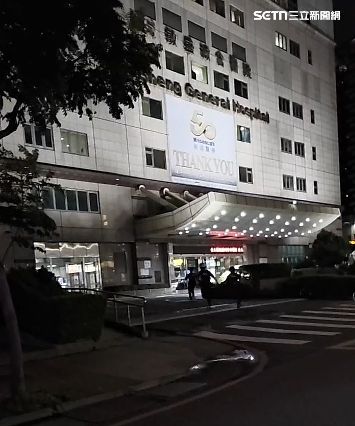 桃園警抓毒駕釀重大車禍，2名路人挨撞，員警第一時間拔腿直衝醫院急診室求救。（圖／翻攝畫面）