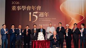 台灣企業正值「大交棒時代」，台股市值雖飆升至 5 兆美元，但貧富差距懸殊，六成中小企業面臨衰退危機。董事學會示警，創辦人獨治模式已失效，未來決勝點在於治理架構的升級，企業必須從單打獨鬥轉向專業共治，建立跨領域的治理生態圈，才能在 AI 與地緣變局中生存。（圖／董事學會提供） 