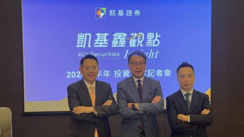 凱基投顧朱晏民定調台股為獲利驅動的「史詩級行情」，獲利成長預估高達 40%，雖受 SpaceX 等 IPO 吸金與 Fed 政策干擾，但長線多頭架構未變。法人強烈示警散戶嚴防「四貸同堂」式的過度槓桿，建議轉向現金流充裕的防禦性標的，透過紀律化配置，將震盪視為逢低買進優質供應鏈的「股價打折」契機。（圖／記者師瑞德攝影）